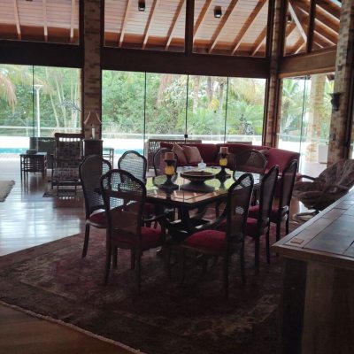 Casa Residencial com 355m², 3 quartos, 2 suítes, 2 garagens, no bairro Jurerê Internacional em Florianópolis