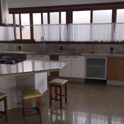 Casa Residencial com 355m², 3 quartos, 2 suítes, 2 garagens, no bairro Jurerê Internacional em Florianópolis