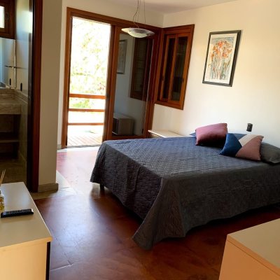 Casa Residencial com 355m², 3 quartos, 2 suítes, 2 garagens, no bairro Jurerê Internacional em Florianópolis