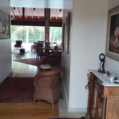 Casa Residencial com 355m², 3 quartos, 2 suítes, 2 garagens, no bairro Jurerê Internacional em Florianópolis