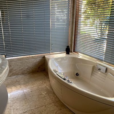 Casa Residencial com 355m², 3 quartos, 2 suítes, 2 garagens, no bairro Jurerê Internacional em Florianópolis