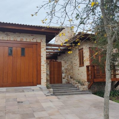 Casa Residencial com 355m², 3 quartos, 2 suítes, 2 garagens, no bairro Jurerê Internacional em Florianópolis