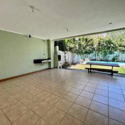 Casa Residencial com 450m², 4 quartos, 3 suítes, 4 garagens, no bairro Jurerê em Florianópolis