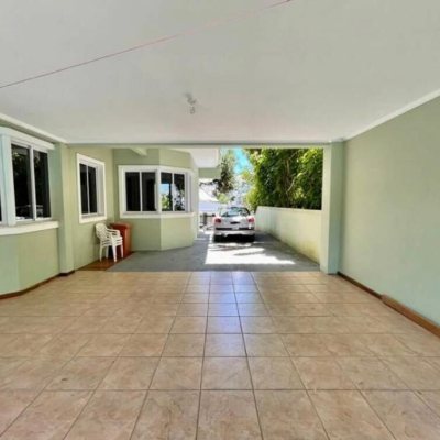 Casa Residencial com 450m², 4 quartos, 3 suítes, 4 garagens, no bairro Jurerê em Florianópolis