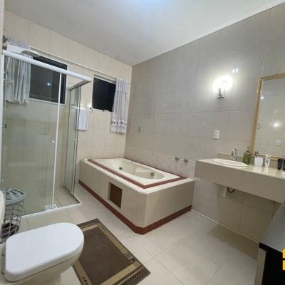 Casa Residencial com 450m², 4 quartos, 3 suítes, 4 garagens, no bairro Jurerê em Florianópolis