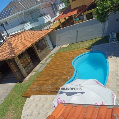 Casa Residencial com 200m², 4 quartos, 1 suíte, 3 garagens, no bairro Jurerê Internacional em Florianópolis
