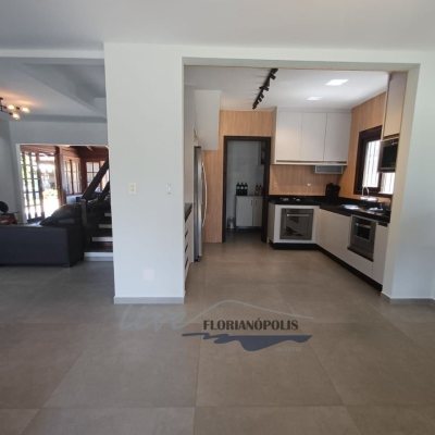 Casa Residencial com 200m², 4 quartos, 1 suíte, 3 garagens, no bairro Jurerê Internacional em Florianópolis