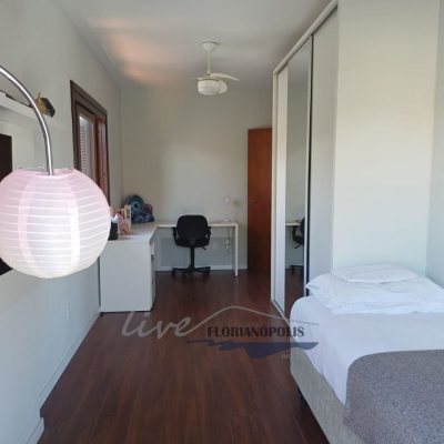 Casa Residencial com 200m², 4 quartos, 1 suíte, 3 garagens, no bairro Jurerê Internacional em Florianópolis