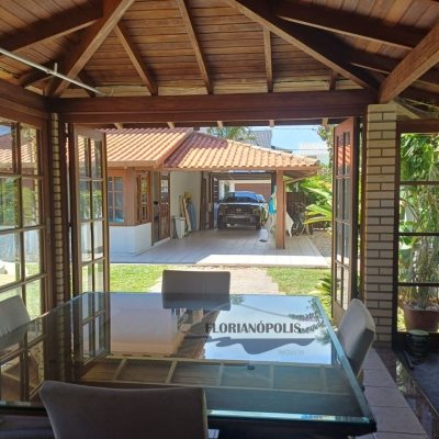 Casa Residencial com 200m², 4 quartos, 1 suíte, 3 garagens, no bairro Jurerê Internacional em Florianópolis