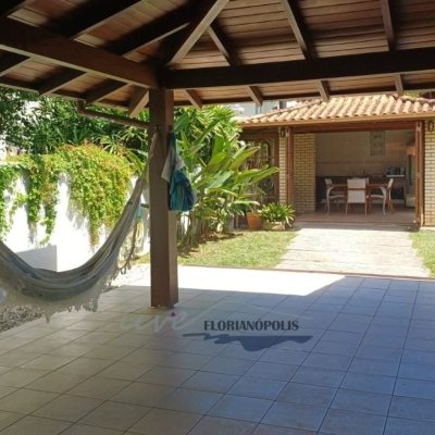 Casa Residencial com 200m², 4 quartos, 1 suíte, 3 garagens, no bairro Jurerê Internacional em Florianópolis