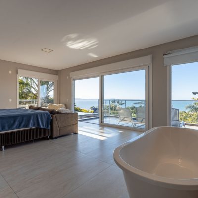 Casa Residencial com 818m², 6 quartos (sendo 4 suítes), 4 garagens, no bairro Canajurê em Florianópolis