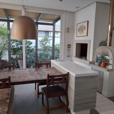 Casa Residencial com 421m², 4 quartos, 4 suítes, 4 garagens, no bairro Jurerê em Florianópolis