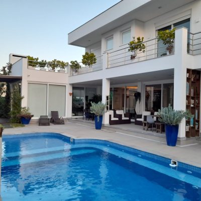 Casa Residencial com 421m², 4 quartos, 4 suítes, 4 garagens, no bairro Jurerê em Florianópolis