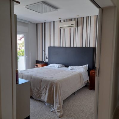 Casa Residencial com 421m², 4 quartos, 4 suítes, 4 garagens, no bairro Jurerê em Florianópolis