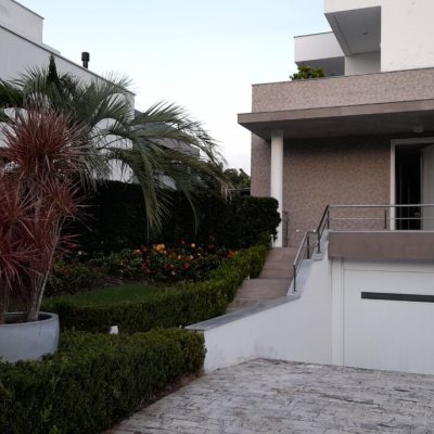 Casa Residencial com 421m², 4 quartos, 4 suítes, 4 garagens, no bairro Jurerê em Florianópolis