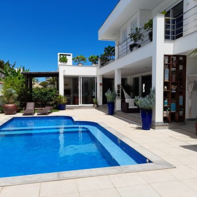 Casa Residencial com 421m², 4 quartos, 4 suítes, 4 garagens, no bairro Jurerê em Florianópolis