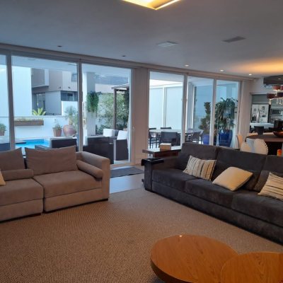 Casa Residencial com 421m², 4 quartos, 4 suítes, 4 garagens, no bairro Jurerê em Florianópolis