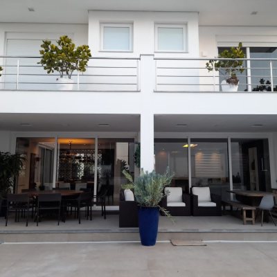 Casa Residencial com 421m², 4 quartos, 4 suítes, 4 garagens, no bairro Jurerê em Florianópolis