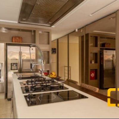 Casa Residencial com 650m², 7 quartos (sendo 6 suítes), 5 garagens, no bairro Jurerê Internacional em Florianópolis