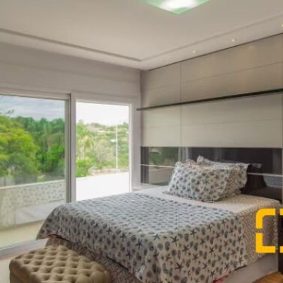 Casa Residencial com 650m², 7 quartos (sendo 6 suítes), 5 garagens, no bairro Jurerê Internacional em Florianópolis