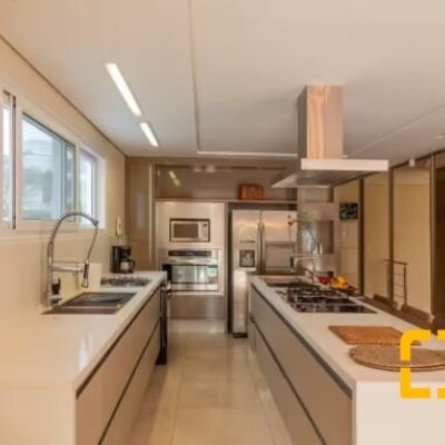 Casa Residencial com 650m², 7 quartos (sendo 6 suítes), 5 garagens, no bairro Jurerê Internacional em Florianópolis