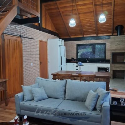 Casa Residencial com 200m², 3 quartos (sendo 2 suítes), 3 garagens, no bairro Rancho Queimado em Rancho Queimado