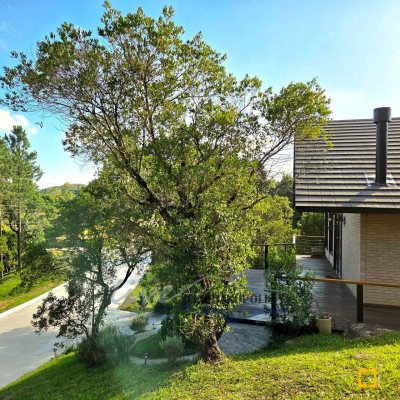 Casa Residencial com 200m², 3 quartos (sendo 2 suítes), 3 garagens, no bairro Rancho Queimado em Rancho Queimado