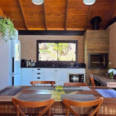Casa Residencial com 200m², 3 quartos (sendo 2 suítes), 3 garagens, no bairro Rancho Queimado em Rancho Queimado