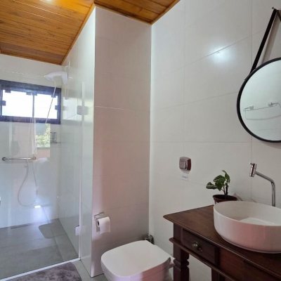 Casa Residencial com 200m², 3 quartos (sendo 2 suítes), 3 garagens, no bairro Rancho Queimado em Rancho Queimado