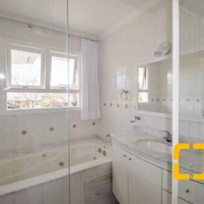 Casa Residencial com 450m², 5 quartos, 4 suítes, 3 garagens, no bairro Jurerê Internacional em Florianópolis