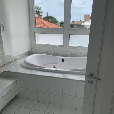 Casa Residencial com 370m², 5 quartos, 2 suítes, 2 garagens, no bairro Jurerê Internacional em Florianópolis