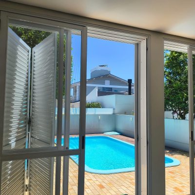 Casa Residencial com 246m², 4 quartos, 3 suítes, 4 garagens, no bairro Jurerê Internacional em Florianópolis