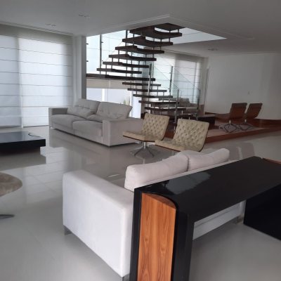 Casa Residencial com 900m², 4 quartos, 4 suítes, 4 garagens, no bairro Jurerê Internacional em Florianópolis