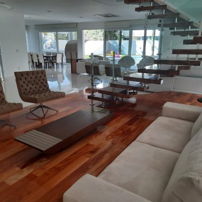 Casa Residencial com 900m², 4 quartos, 4 suítes, 4 garagens, no bairro Jurerê Internacional em Florianópolis