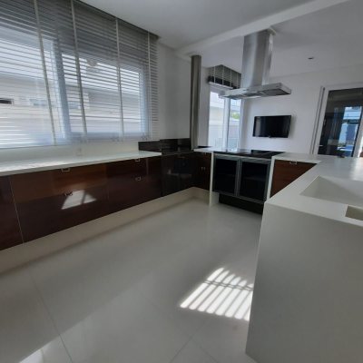 Casa Residencial com 900m², 4 quartos, 4 suítes, 4 garagens, no bairro Jurerê Internacional em Florianópolis