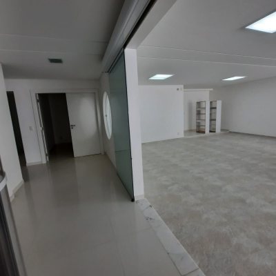 Casa Residencial com 900m², 4 quartos, 4 suítes, 4 garagens, no bairro Jurerê Internacional em Florianópolis