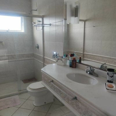 Casa Residencial com 300m², 4 quartos (sendo 4 suítes), 2 garagens, no bairro Jurerê Internacional em Florianópolis