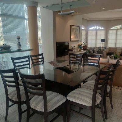 Casa Residencial com 300m², 4 quartos (sendo 4 suítes), 2 garagens, no bairro Jurerê Internacional em Florianópolis