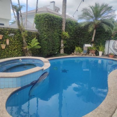 Casa Residencial com 300m², 4 quartos (sendo 4 suítes), 2 garagens, no bairro Jurerê Internacional em Florianópolis