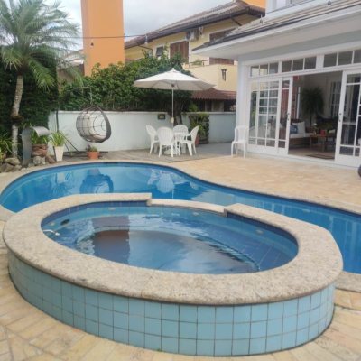 Casa Residencial com 300m², 4 quartos (sendo 4 suítes), 2 garagens, no bairro Jurerê Internacional em Florianópolis