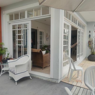 Casa Residencial com 300m², 4 quartos (sendo 4 suítes), 2 garagens, no bairro Jurerê Internacional em Florianópolis