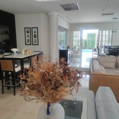 Casa Residencial com 300m², 4 quartos (sendo 4 suítes), 2 garagens, no bairro Jurerê Internacional em Florianópolis