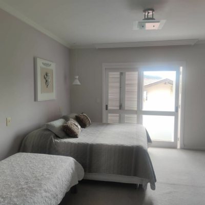 Casa Residencial com 300m², 4 quartos (sendo 4 suítes), 2 garagens, no bairro Jurerê Internacional em Florianópolis