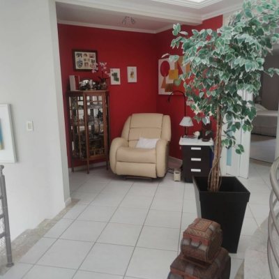Casa Residencial com 300m², 4 quartos (sendo 4 suítes), 2 garagens, no bairro Jurerê Internacional em Florianópolis