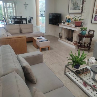 Casa Residencial com 300m², 4 quartos (sendo 4 suítes), 2 garagens, no bairro Jurerê Internacional em Florianópolis