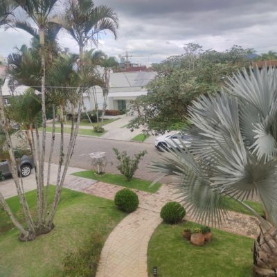 Casa Residencial com 300m², 4 quartos (sendo 4 suítes), 2 garagens, no bairro Jurerê Internacional em Florianópolis