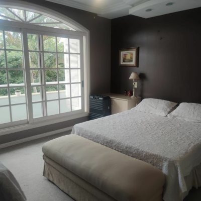 Casa Residencial com 300m², 4 quartos (sendo 4 suítes), 2 garagens, no bairro Jurerê Internacional em Florianópolis