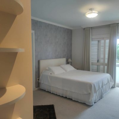 Casa Residencial com 300m², 4 quartos (sendo 4 suítes), 2 garagens, no bairro Jurerê Internacional em Florianópolis