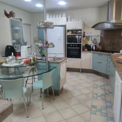 Casa Residencial com 300m², 4 quartos (sendo 4 suítes), 2 garagens, no bairro Jurerê Internacional em Florianópolis