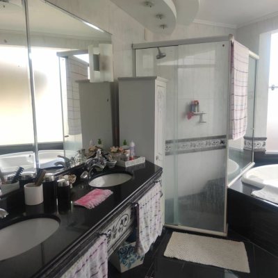 Casa Residencial com 300m², 4 quartos (sendo 4 suítes), 2 garagens, no bairro Jurerê Internacional em Florianópolis